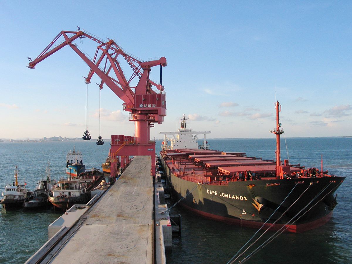 防城港万吨级码头，为我国西南出海大通道中最便捷的深水良港.jpg
